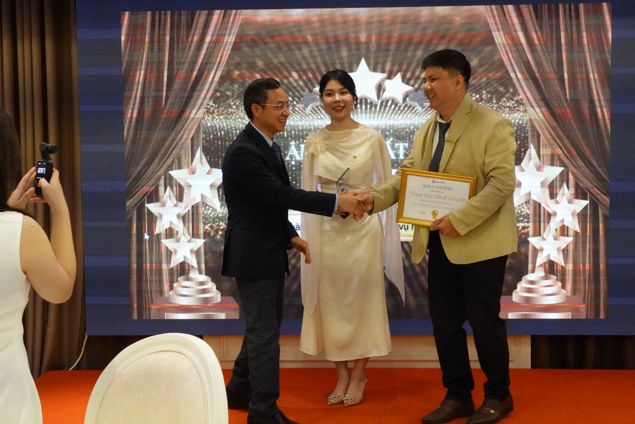 Đại diện tập thể Vận hành Ihealth nhận giải Tập thể xuất sắc năm 2025.   